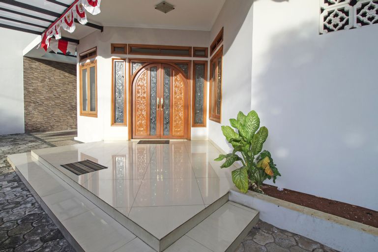 RedDoorz Plus @ Kelapa Dua Kebon Jeruk, West Jakarta