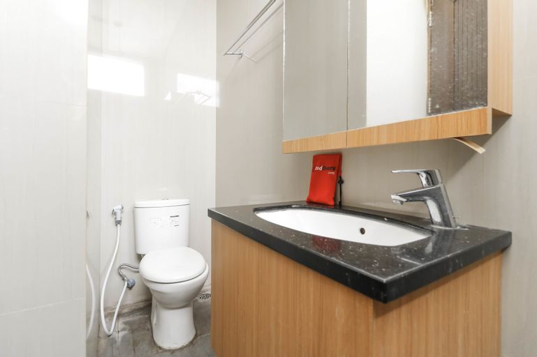 RedDoorz Plus @ Kelapa Dua Kebon Jeruk, West Jakarta