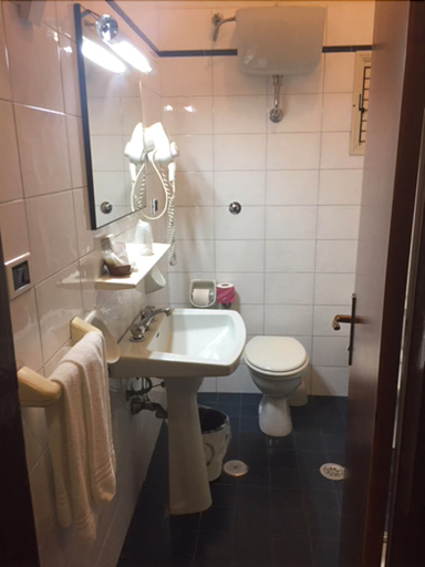 Bathroom 4, Grand Hotel Fagiano Palace, Latina