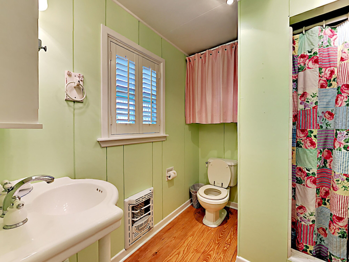Bathroom, Breezy Cottage - One Bedroom Home, Nueces