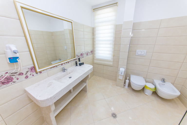 Bathroom 4, Hotel Belagrita, Beratit