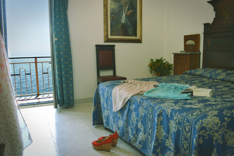 Bedroom 4, La Riva, Messina
