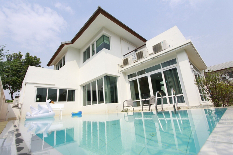 AnB Pool Villa 4BR Beachfront in Pattaya, Bang Lamung