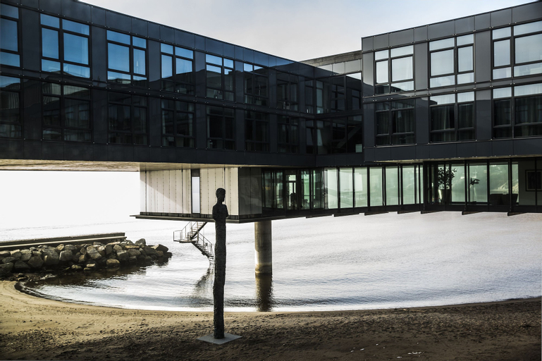 Farris Bad, Larvik