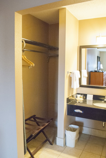 Bathroom 5, Days Inn & Suites Conference Center, Lancaster