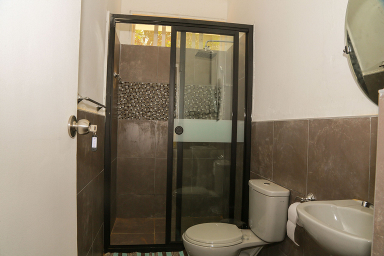 Bathroom, YAKU eco house, San Martín