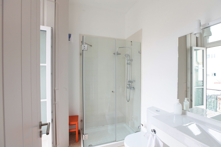 Bathroom 4, Inn Possible Lisbon Hostel, Lisbon