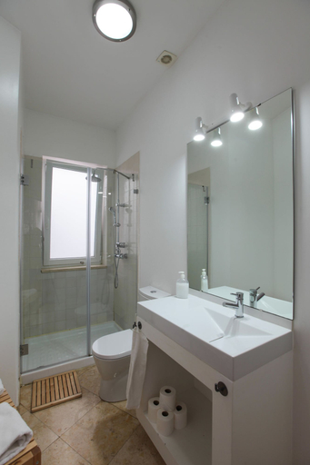 Bathroom 4, Inn Possible Lisbon Hostel, Lisbon