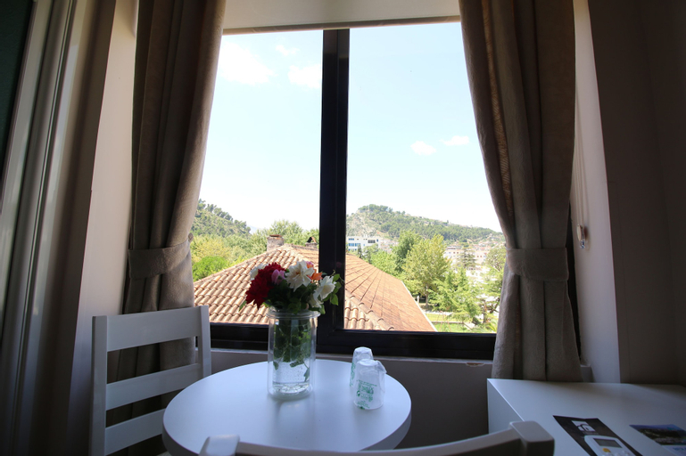Hotel Orestiada, Beratit