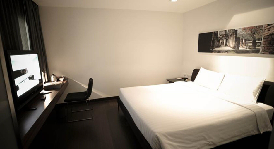 S33 Compact Hotel, Wattana