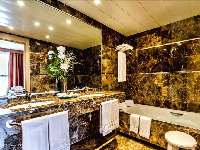 Bathroom 4, Alcalá Plaza, Madrid