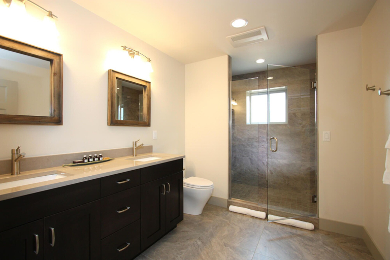 Bathroom 4, Vineyard View Inn, Yamhill