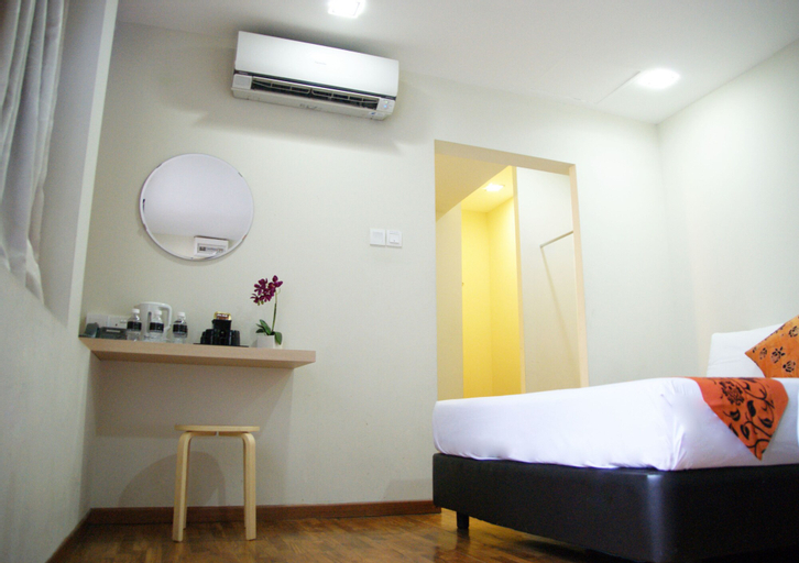 Marrison Desker @ Little India, Rochor