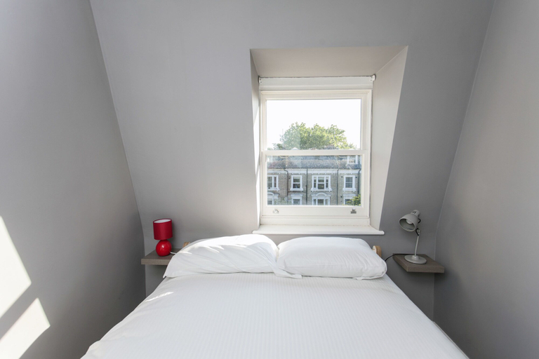 Bedroom 3, Shopping Centre and Cinema Atmosphere, London