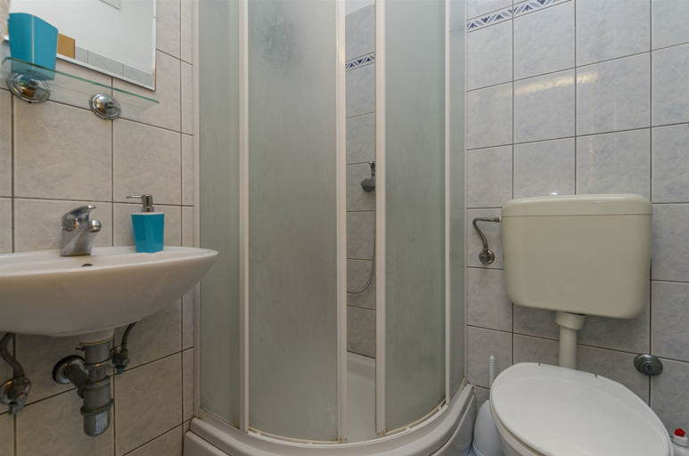 Bathroom 4, Apartments Mil, Marina