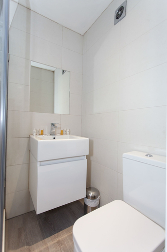 Bathroom 4, Shopping Centre and Cinema Atmosphere, London