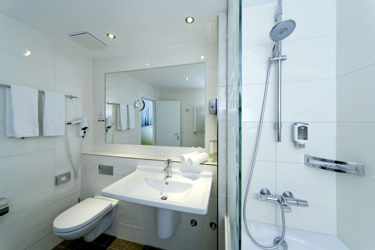 Bathroom 4, Premier Inn Stuttgart Bad Cannstatt, Stuttgart