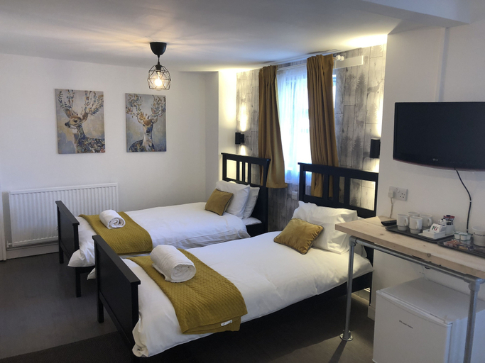 Bedroom 4, Raleghs Cross Inn, Somerset