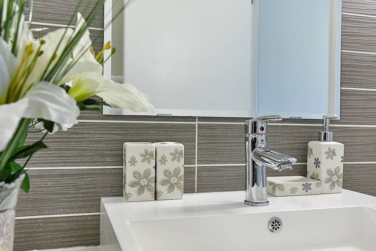 Bathroom 5, Lavish Suites - Two Story Loft - Downtown Toronto, Toronto
