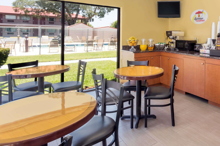 Food & Drinks 5, Redfinn Inn, Saint Lucie