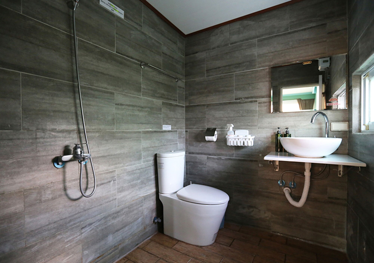 Bathroom 4, Sea of the World Bed and Breakfast, Pingtung