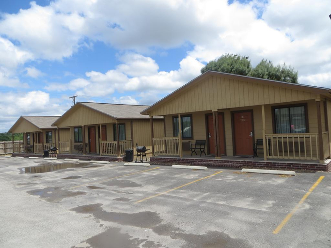 Exterior & Views 4, Kenedy Country Inn, Karnes