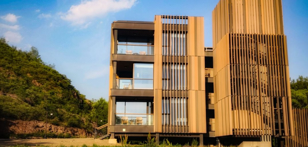 Exterior & Views