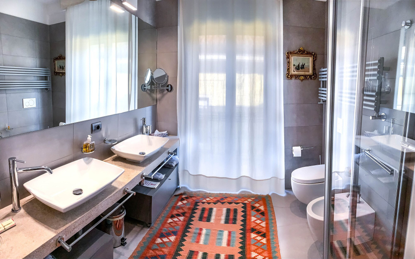 Bathroom 3, La Nuova Corte Rooms, Verona