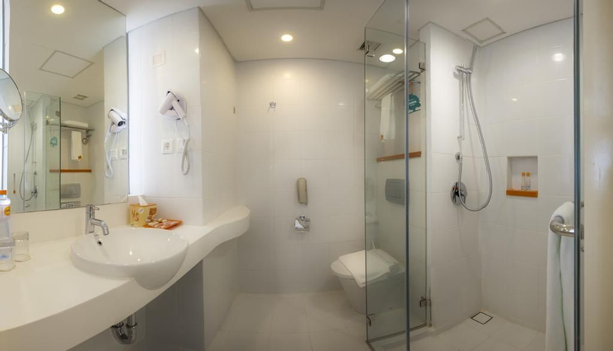 Bathroom 16