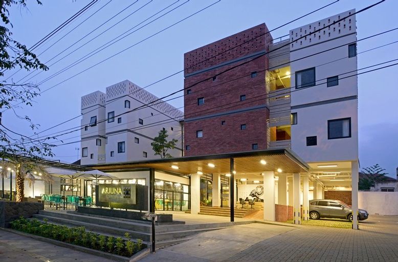 Exterior & Views 29