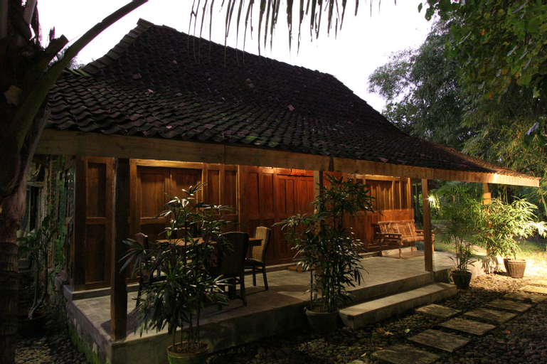 Exterior & Views 1