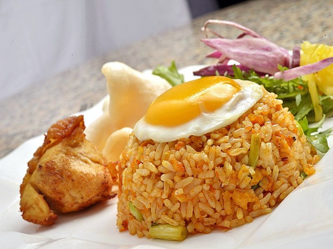 Grand Whiz Hotel Trawas Mojokerto - Food & Drinks