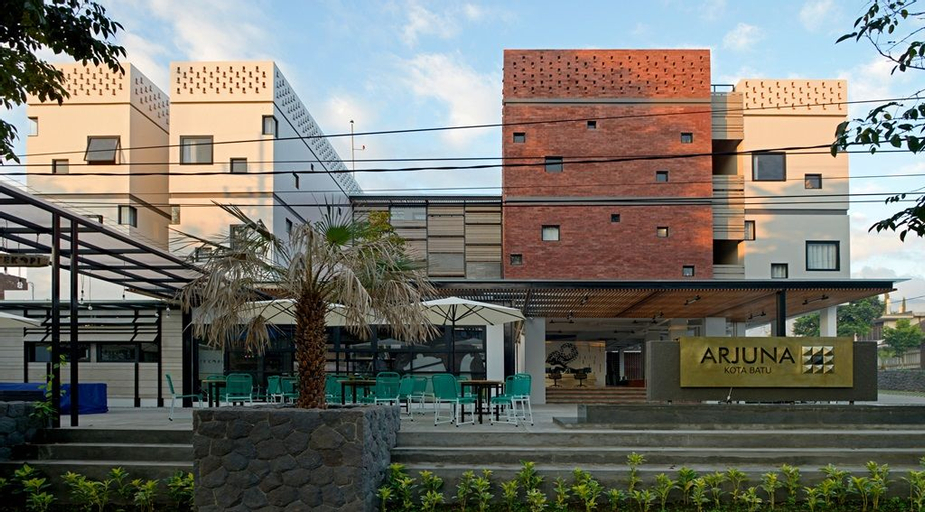 Exterior & Views 11