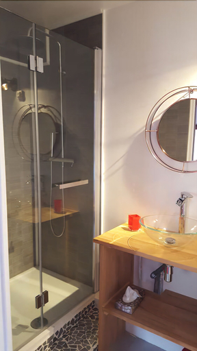 Bathroom 4, atmosphere, Hérault