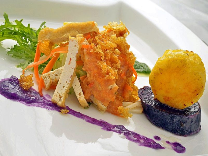 Grand Whiz Hotel Trawas Mojokerto - Food & Drinks