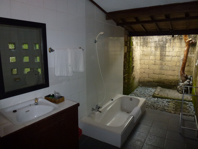 Bathroom 5, Gazebo Beach Hotel, Denpasar
