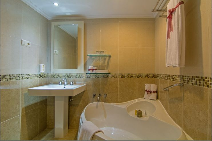 Bathroom, Artotel Gelora Senayan Jakarta, South Jakarta