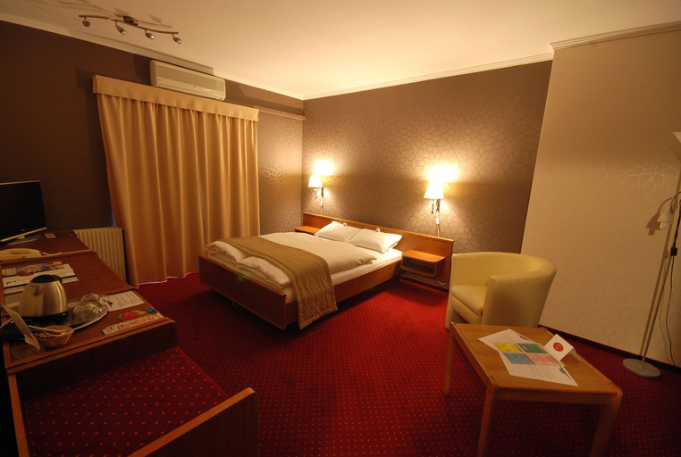 Bedroom 5, Amadeus, Budapesti