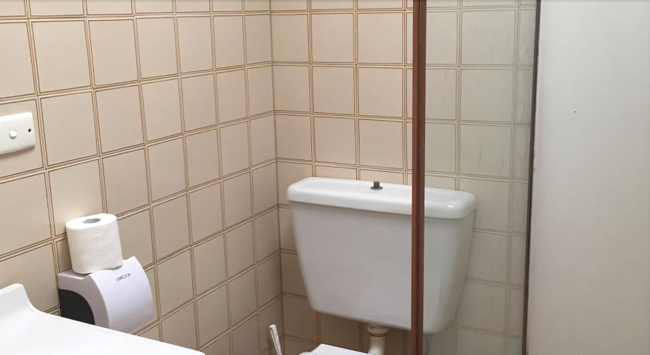 Bathroom 10