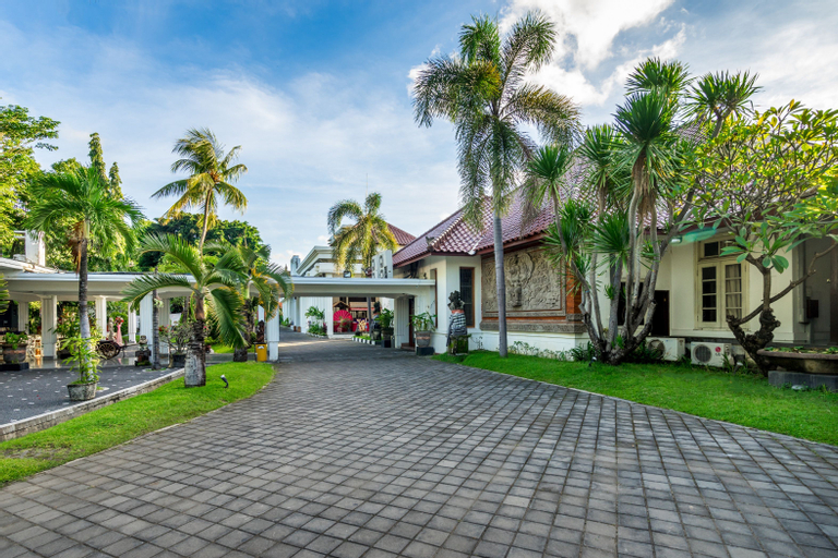 Exterior & Views