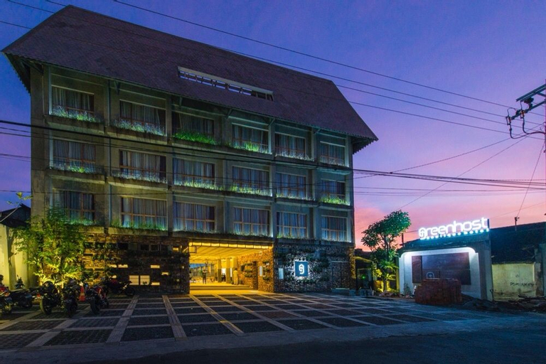 Exterior & Views 12