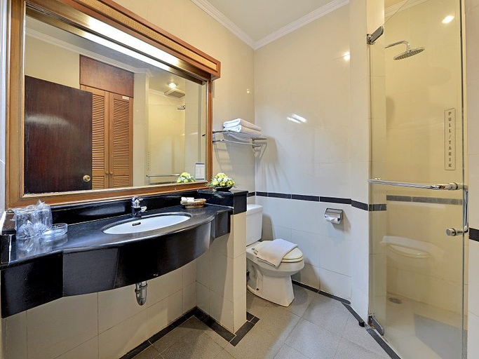 Grand Whiz Hotel Trawas Mojokerto - Bathroom