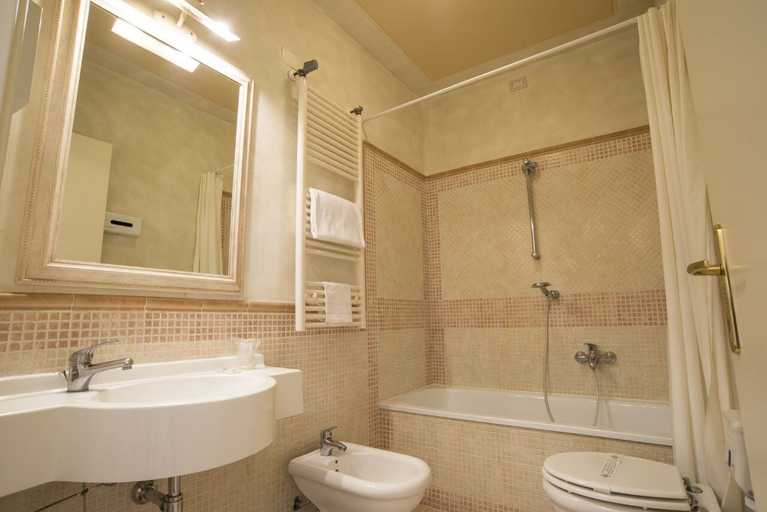 Bathroom 4, Hotel Borgo il Poeta, Pisa