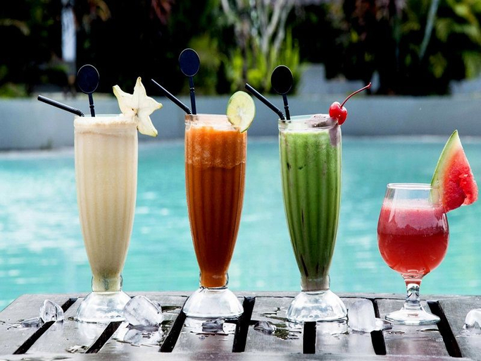 Grand Whiz Hotel Trawas Mojokerto - Food & Drinks