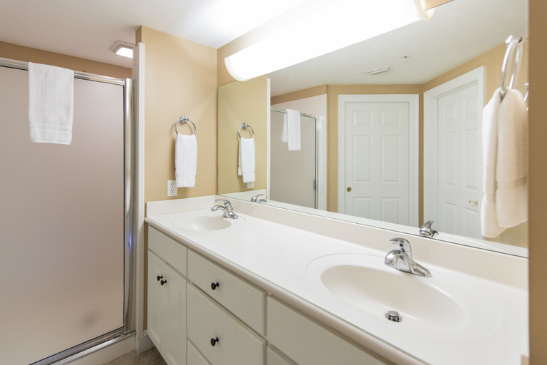 Bathroom 4, Treasure Island 1807, Bay