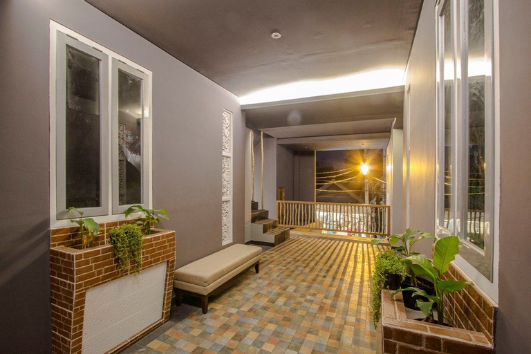 Exterior & Views 11