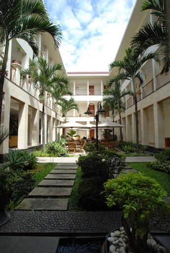 Exterior & Views 13