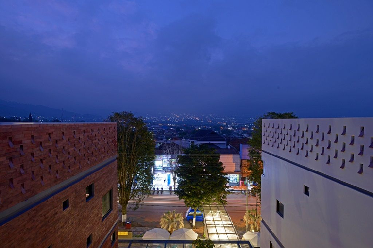 Exterior & Views 26