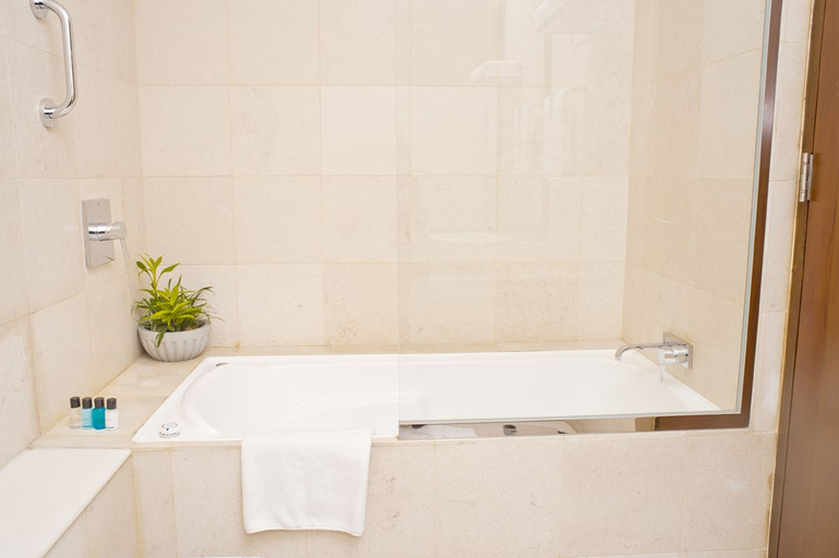 Bathroom 5, Ocean Edge Suites & Hotel Colombo, Thimbirigasyaya