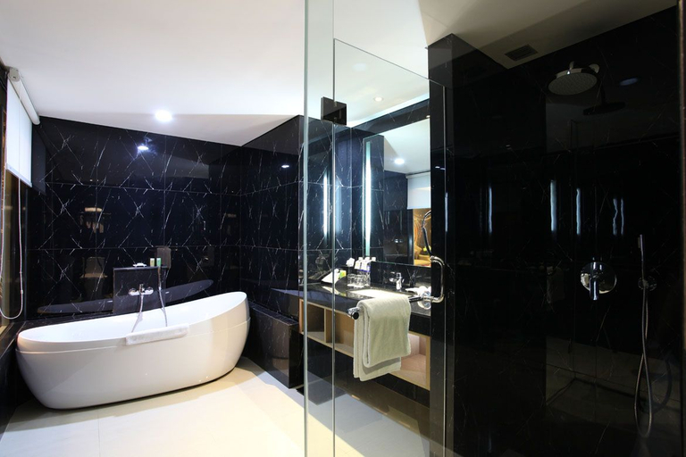 Swiss-Belhotel Airport Jakarta - Bathroom